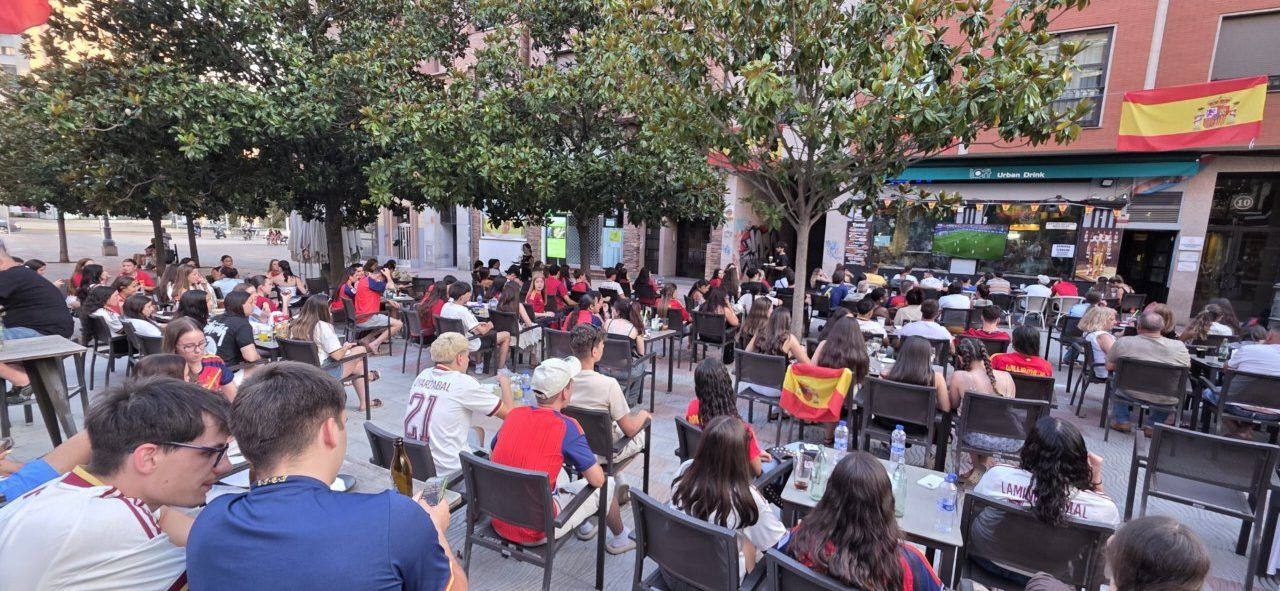 Aficionados en la Plaza Fernando Miranda viendo el partido España-Portugal