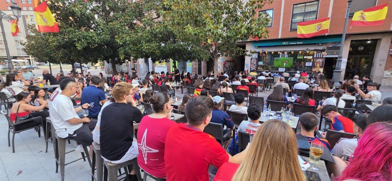 Aficionados en la Plaza Fernando Miranda viendo el partido España contra Portugal