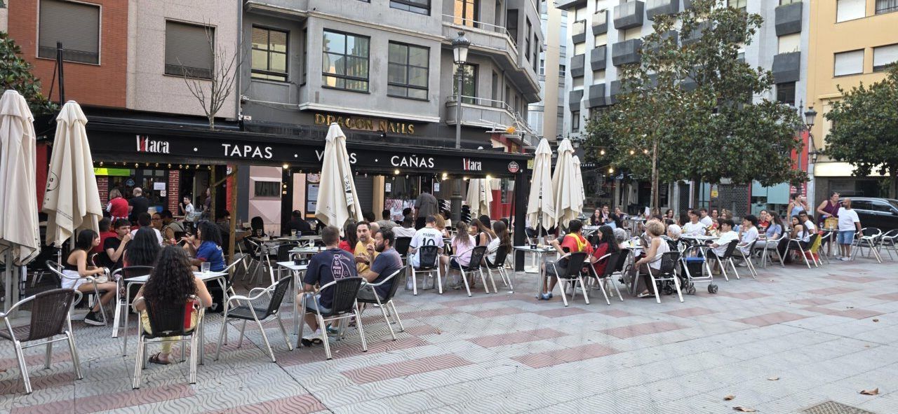 Aficionados en la Plaza Fernando Miranda durante el partido España-Portugal