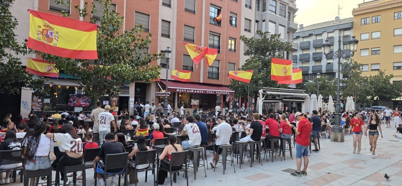Aficionados en la Plaza Fernando Miranda durante el partido España-Portugal