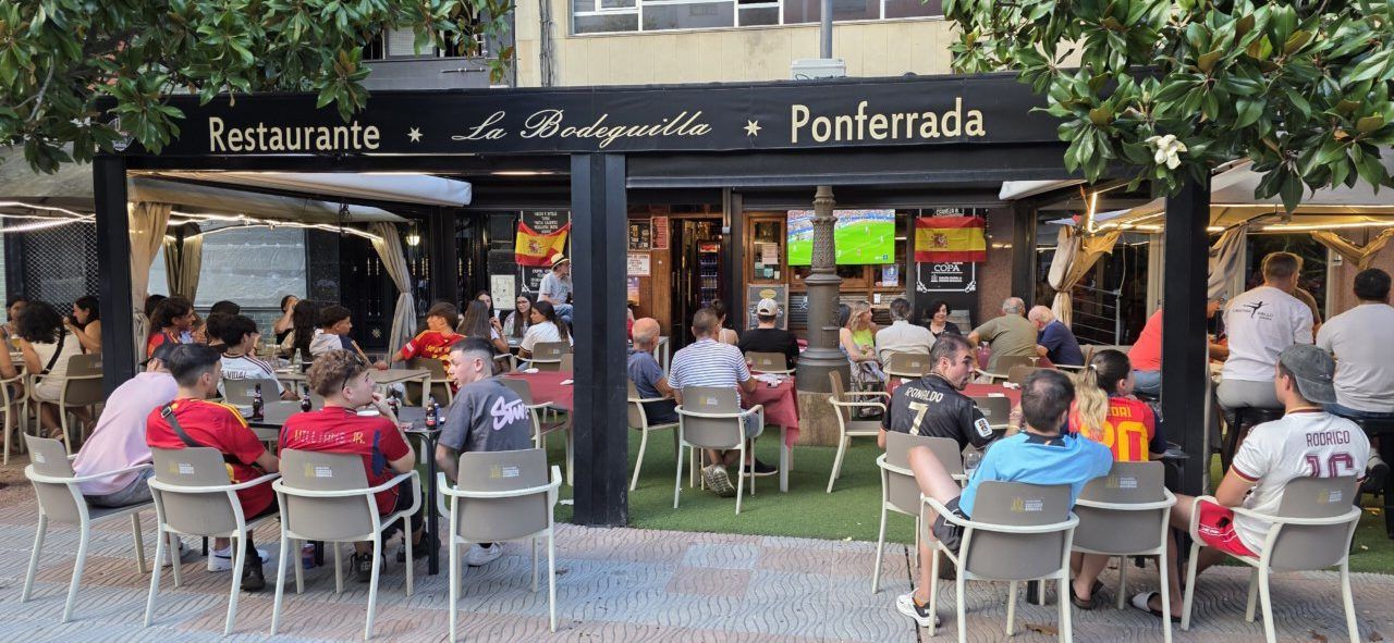 Aficionados en La Bodeguilla viendo el partido España contra Portugal