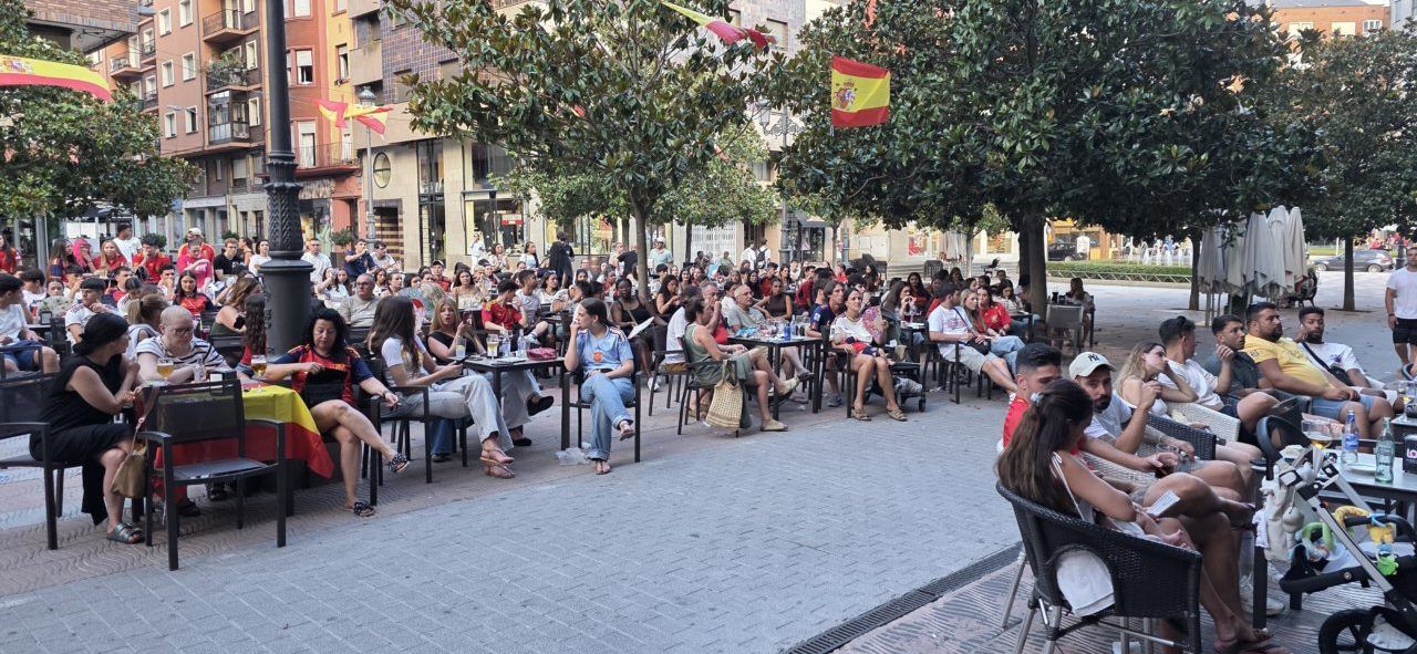 Aficionados en la Plaza Fernando Miranda viendo el partido España-Portugal