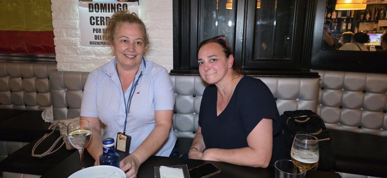 Dos mujeres sonrientes en un bar durante el partido España-Portugal.