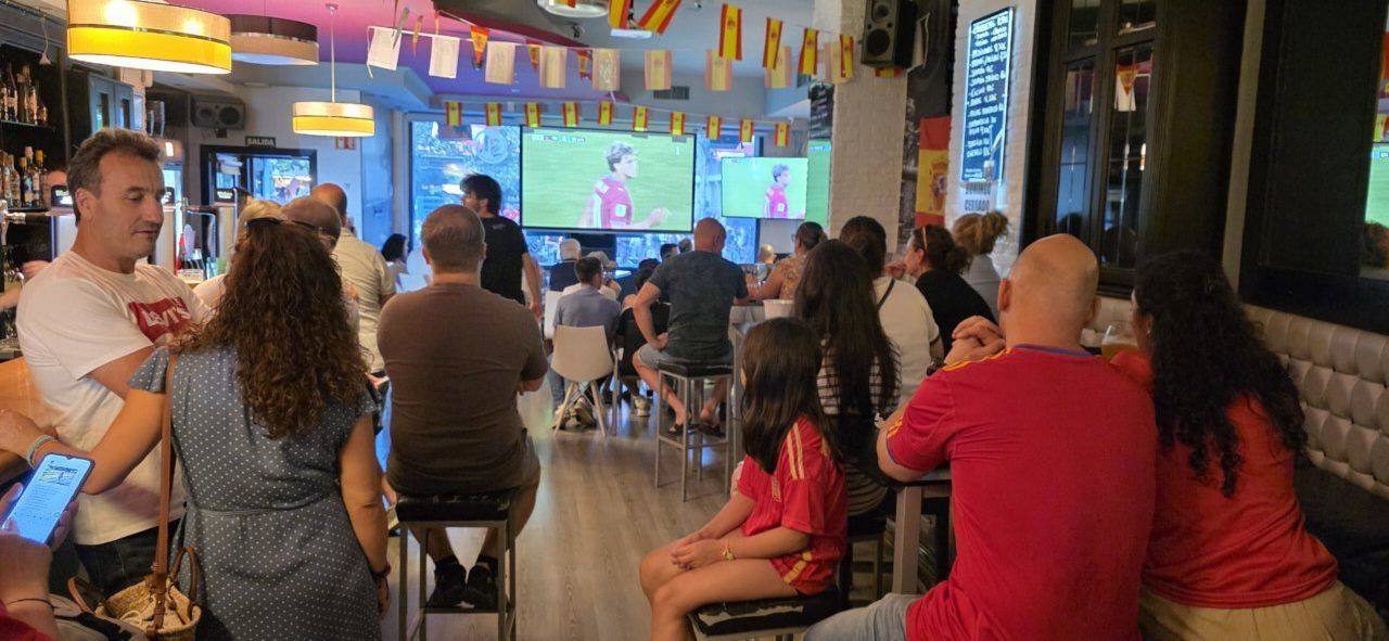 Aficionados en la Plaza Fernando Miranda viendo el partido España-Portugal