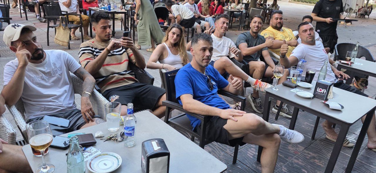 Aficionados viendo el partido España-Portugal en la Plaza Fernando Miranda
