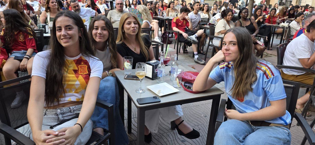 Aficionados en la Plaza Fernando Miranda durante el partido España-Portugal.