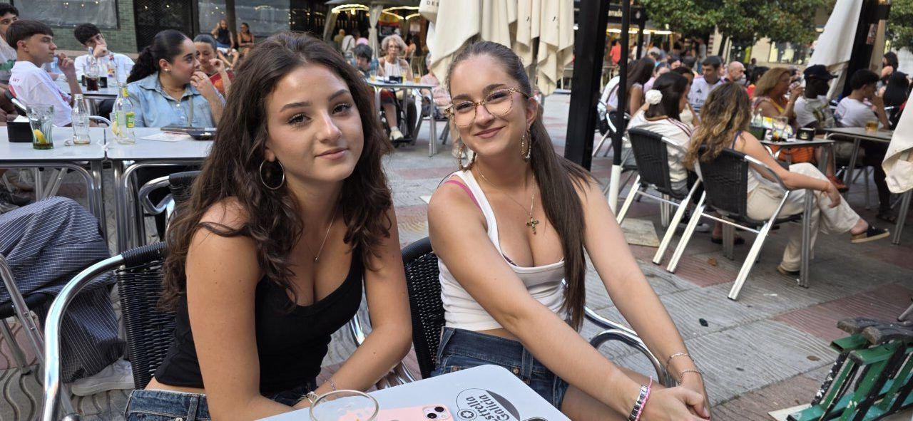 Aficionados disfrutando del partido España-Portugal en la plaza