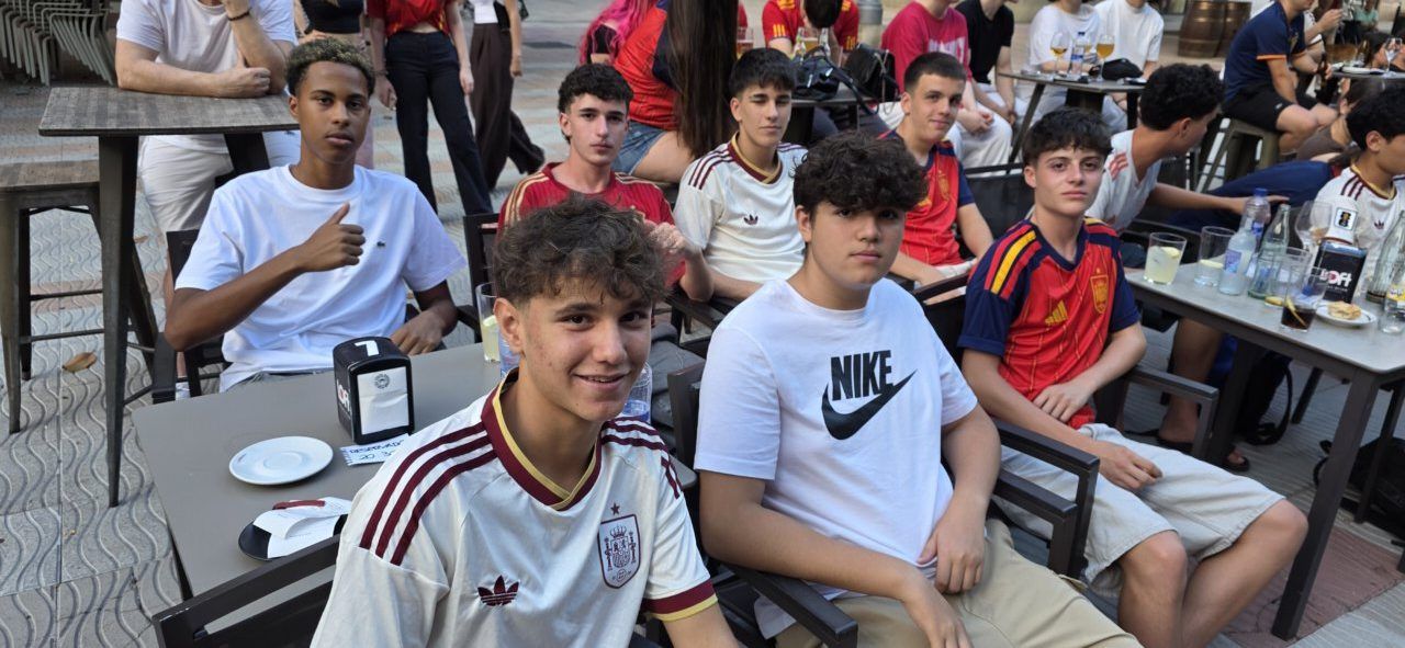 Grupo de jóvenes aficionados animando en la Plaza Fernando Miranda durante el partido España-Portugal.