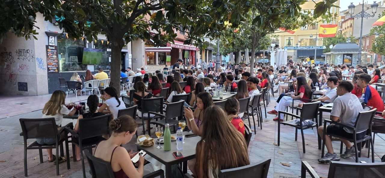Aficionados en la Plaza Fernando Miranda viendo el partido España-Portugal
