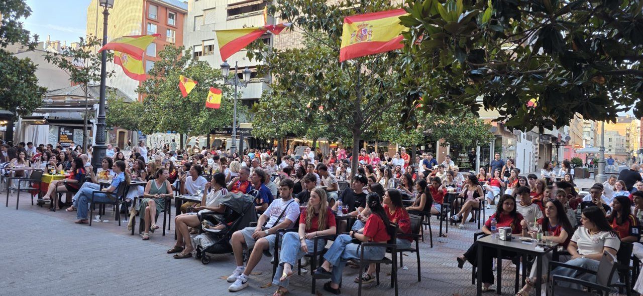 Aficionados en la Plaza Fernando Miranda viendo el partido España-Portugal