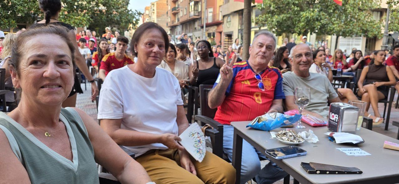 Aficionados en la Plaza Fernando Miranda viendo el partido España contra Portugal