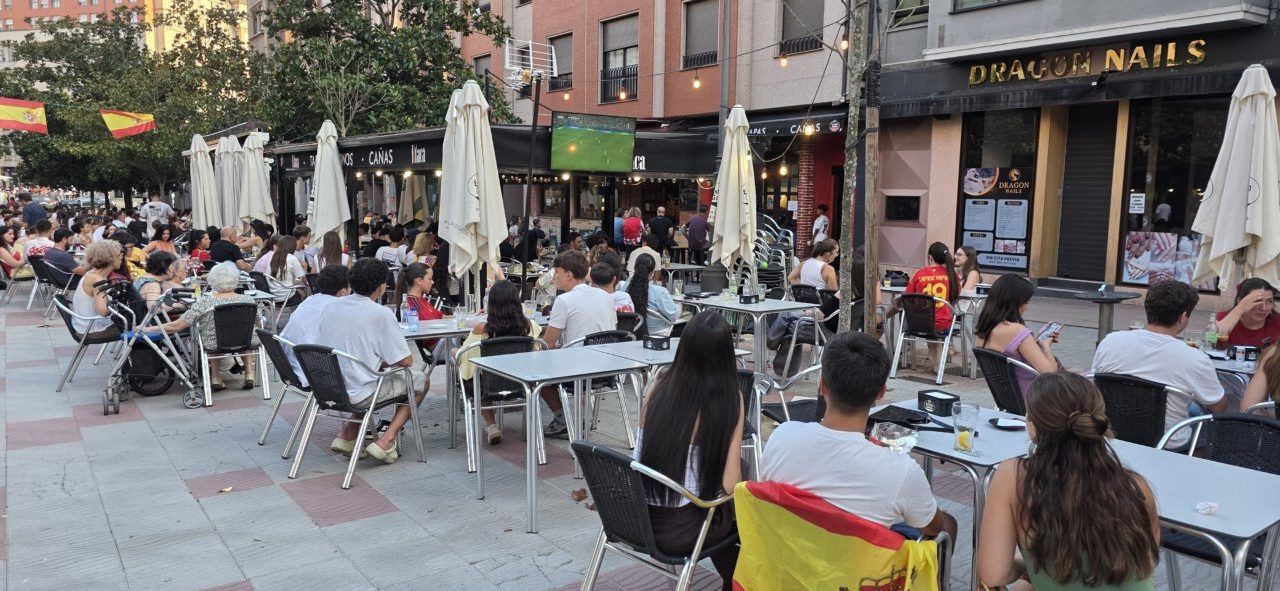 Aficionados en la Plaza Fernando Miranda viendo el partido España-Portugal