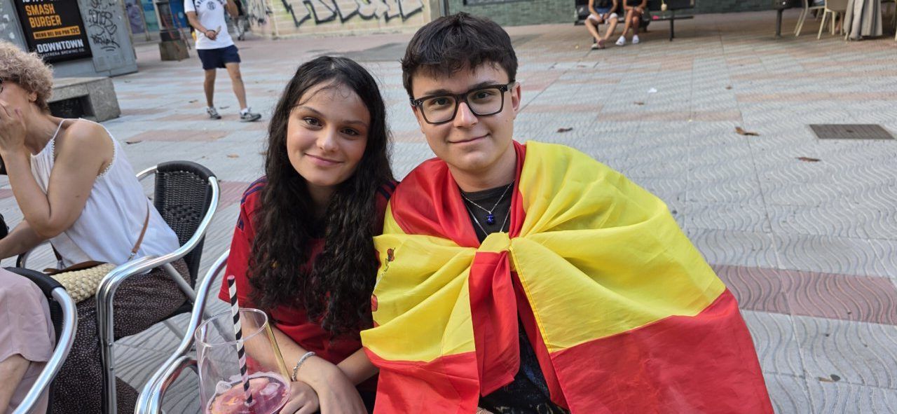Jóvenes aficionados de España en la Plaza Fernando Miranda