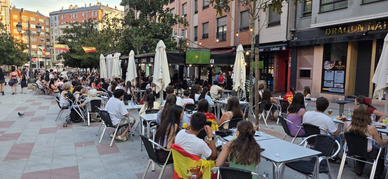 Aficionados en la Plaza Fernando Miranda viendo el partido España-Portugal