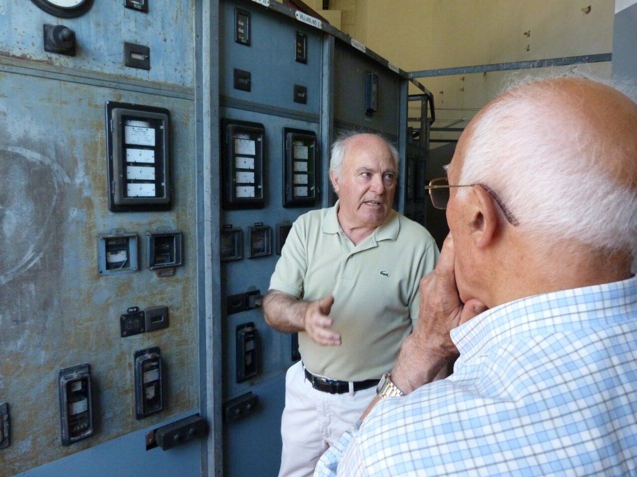 Dos hombres conversando en la antigua Fábrica de Luz