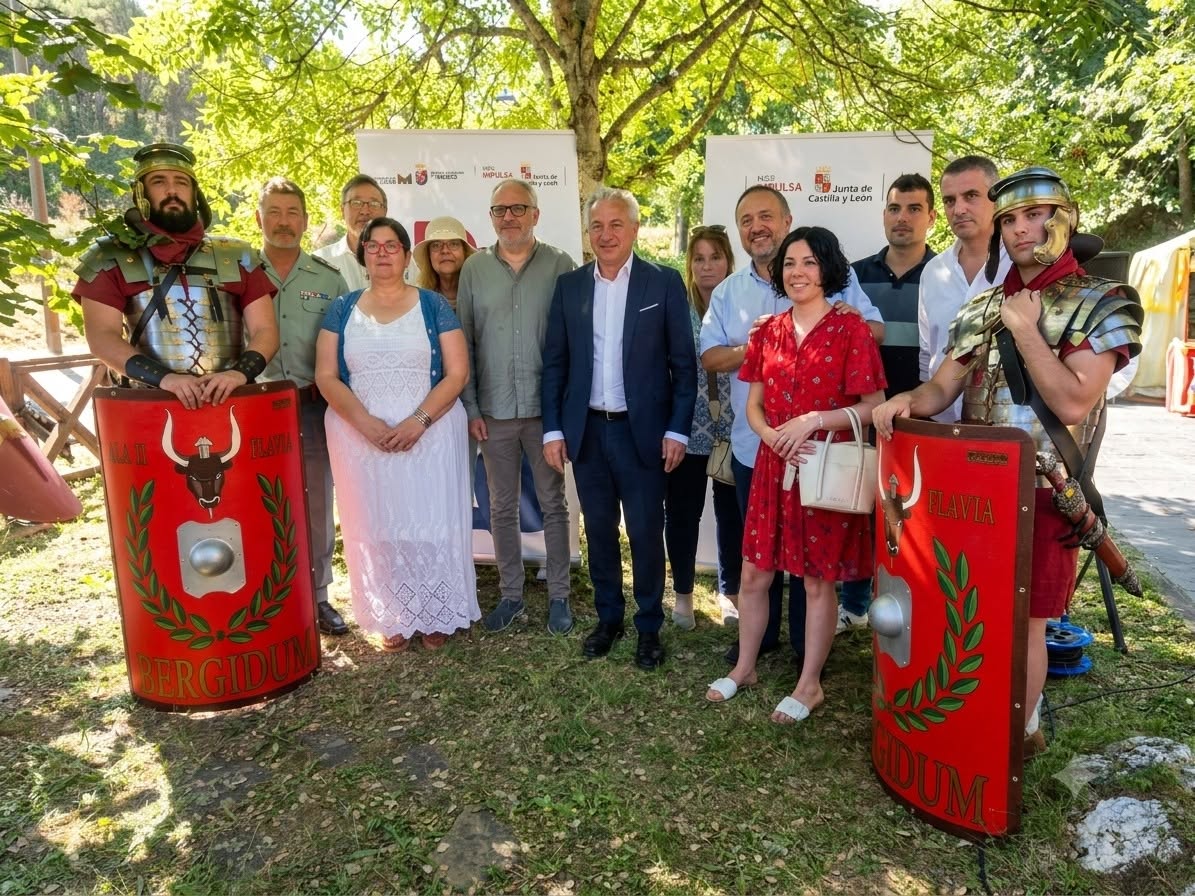 Grupo de personas en evento romano en Las Médulas