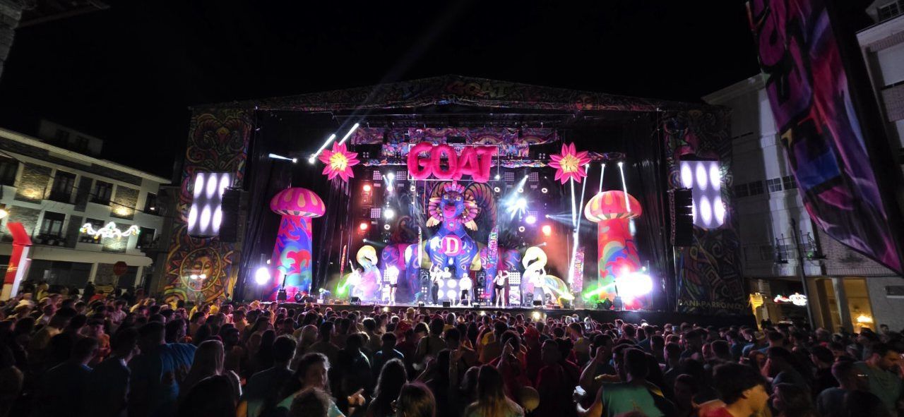 Escenario iluminado con decoración colorida durante la IV Quedada de Peñas