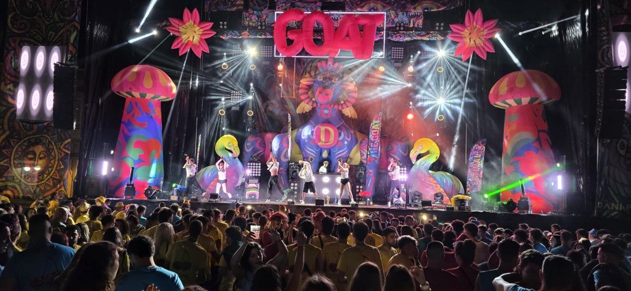 Desfile festivo en la IV Quedada de Peñas en Vega de Espinareda