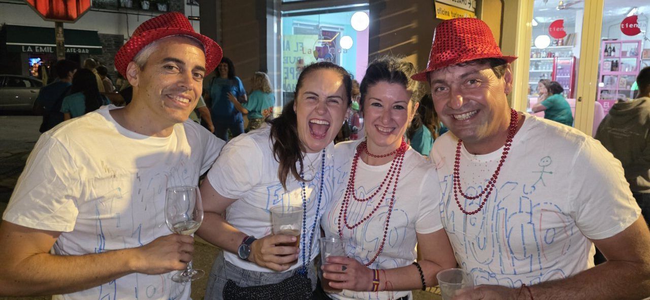 Grupo de amigos celebrando en la IV Quedada de Peñas en Vega de Espinareda