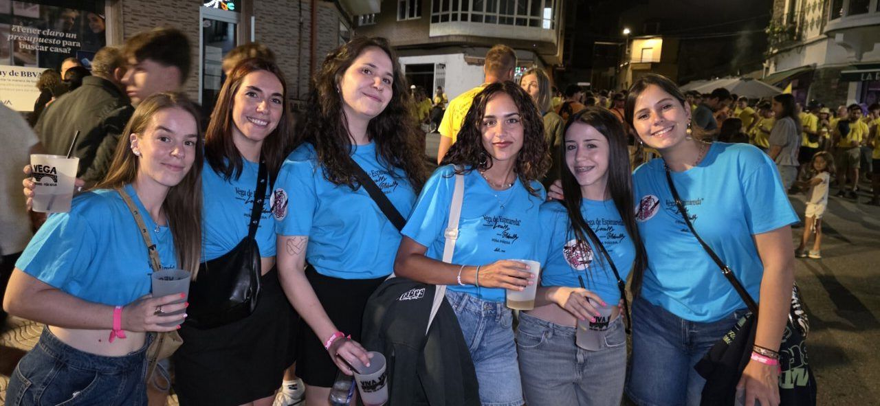 Grupo de jóvenes en la IV Quedada de Peñas en Vega de Espinareda