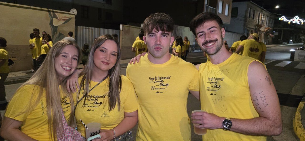 Grupo de jóvenes en la IV Quedada de Peñas en Vega de Espinareda