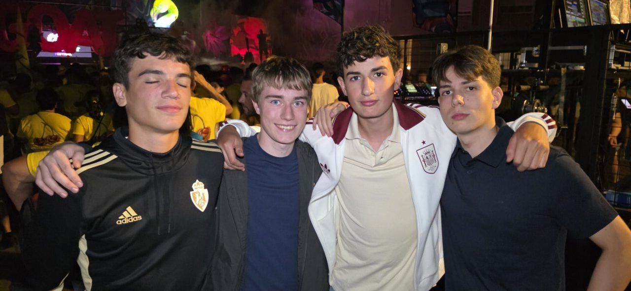 Grupo de jóvenes disfrutando en la IV Quedada de Peñas en Vega de Espinareda
