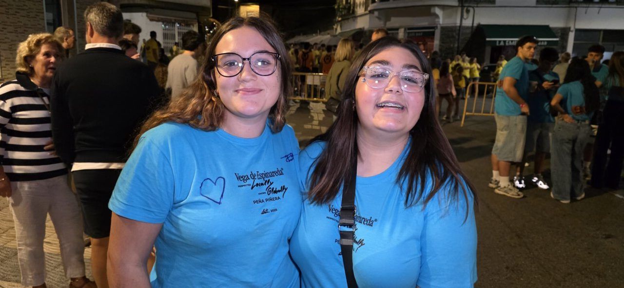 Dos jóvenes sonrientes en la IV Quedada de Peñas en Vega de Espinareda