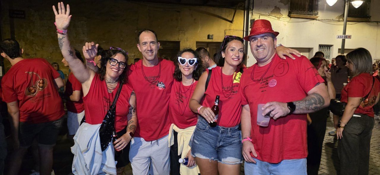 Grupo de personas en la IV Quedada de Peñas con camisetas rojas y ambiente festivo