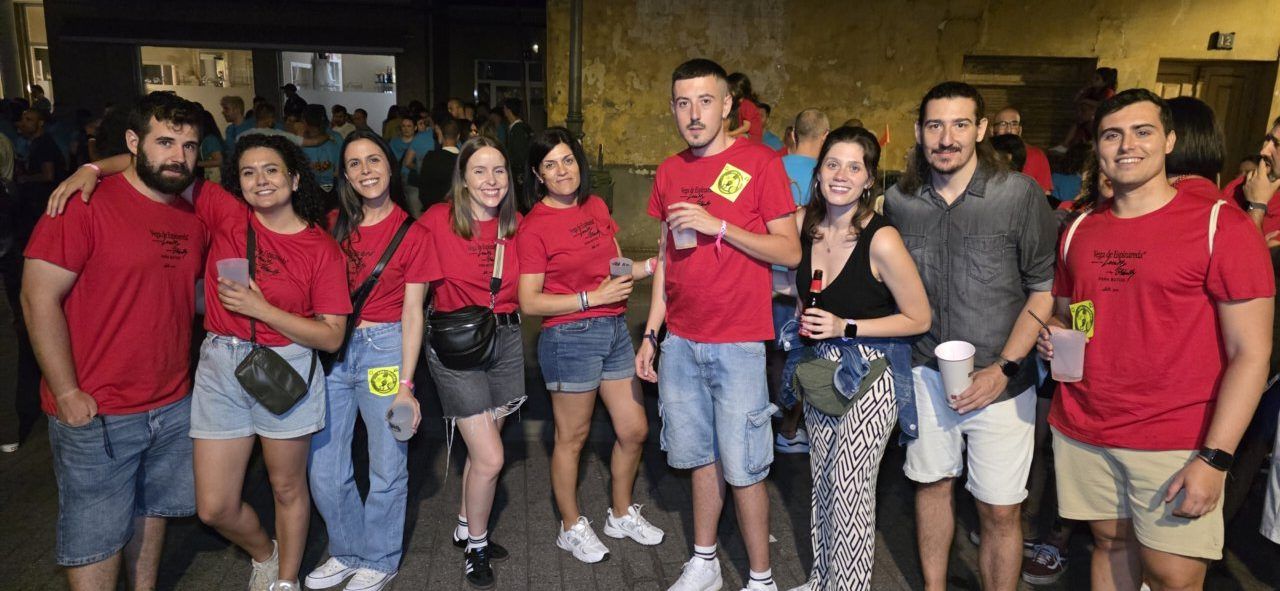 Grupo de personas celebrando en la IV Quedada de Peñas en Vega de Espinareda