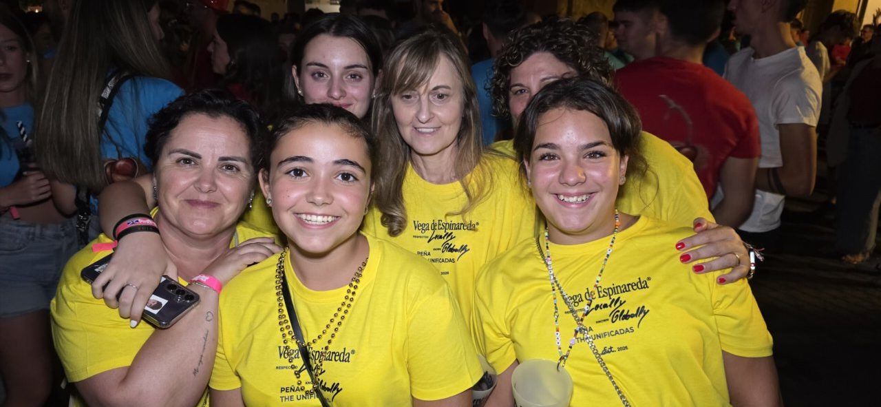 Grupo de personas sonriendo en la IV Quedada de Peñas en Vega de Espinareda