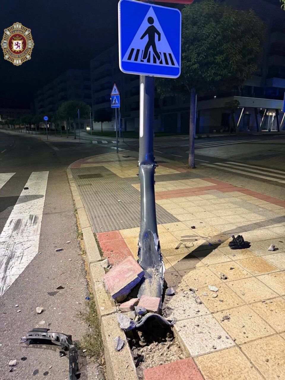 Farola dañada tras accidente de tráfico en León por conductor ebrio