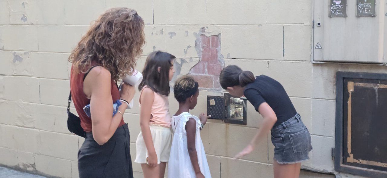 Familia observando la casita del Ratoncito Pérez en Ponferrada