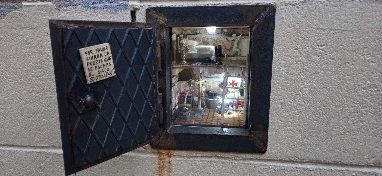Interior de la casita del Ratoncito Pérez decorada con temática templaria