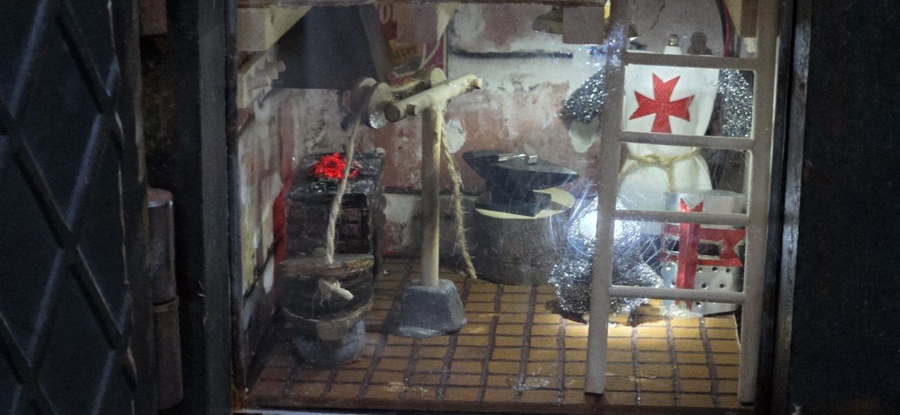 Interior de la casita del Ratoncito Pérez decorada con temática templaria