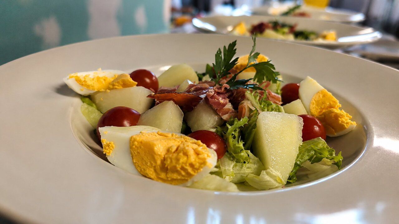 Ensalada de melón con jamón, tomates cherry y huevo cocido