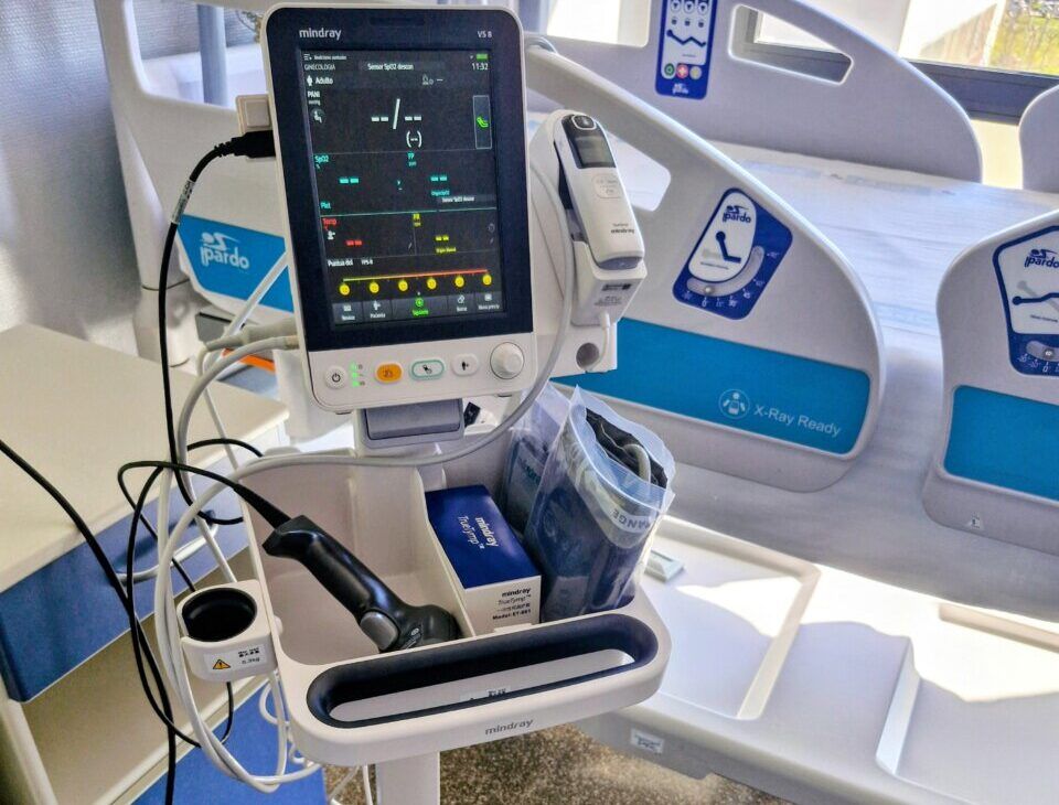 Monitor de constantes vitales en el Hospital El Bierzo mostrando datos clínicos