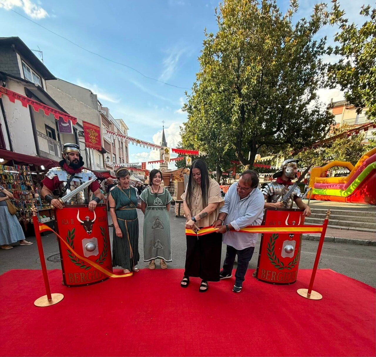 Inauguración del Mercado Romano en Cacabelos con personajes históricos.