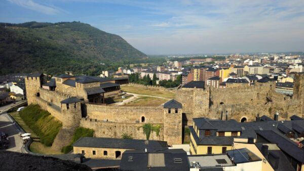 Vista panorámica del Museo de Arte Sacro y el mirador de La Encina en Ponferrada