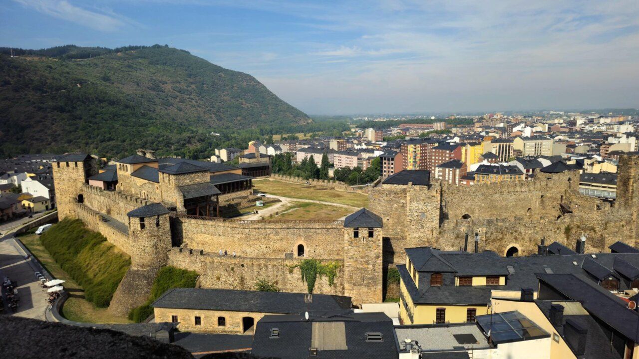 Vista panorámica del Museo de Arte Sacro y el mirador de La Encina en Ponferrada