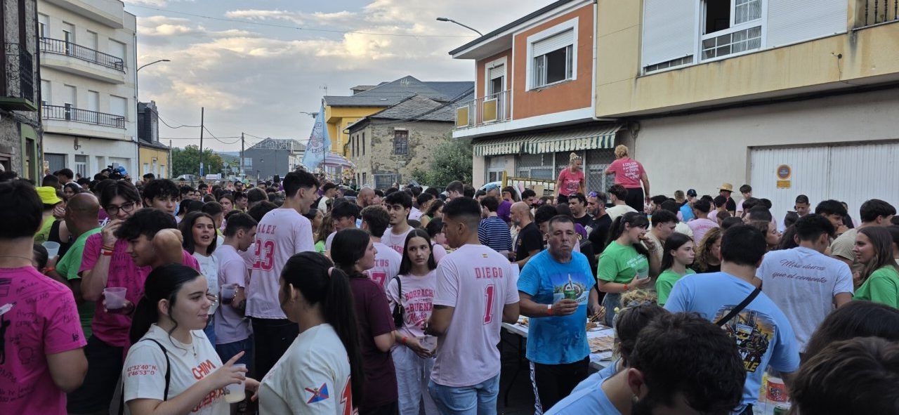 Multitud de personas disfrutando en la fiesta del Sábado de Peñas en Toral de los Vados