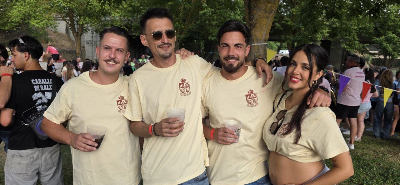 Grupo de amigos disfrutando en la fiesta del Sábado de Peñas en Toral de los Vados