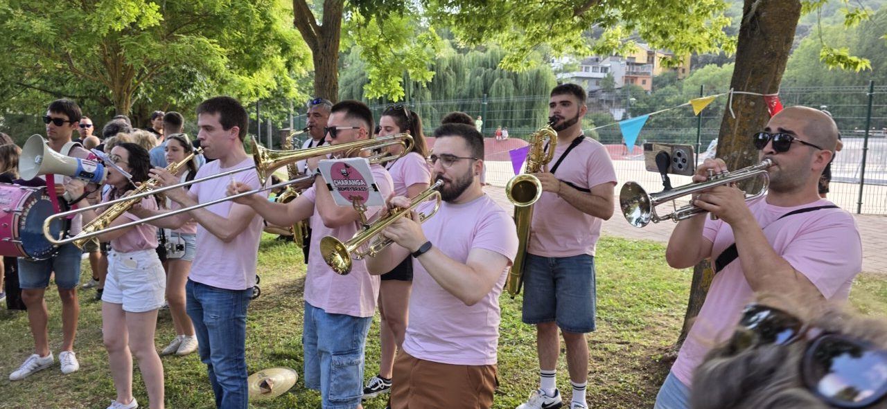 Grupo de músicos tocando instrumentos en la fiesta de Toral de los Vados