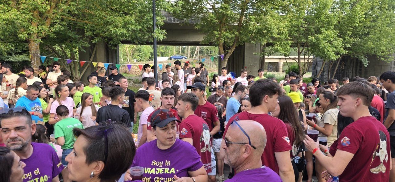 Multitud de personas disfrutando en la fiesta del Sábado de Peñas en Toral de los Vados