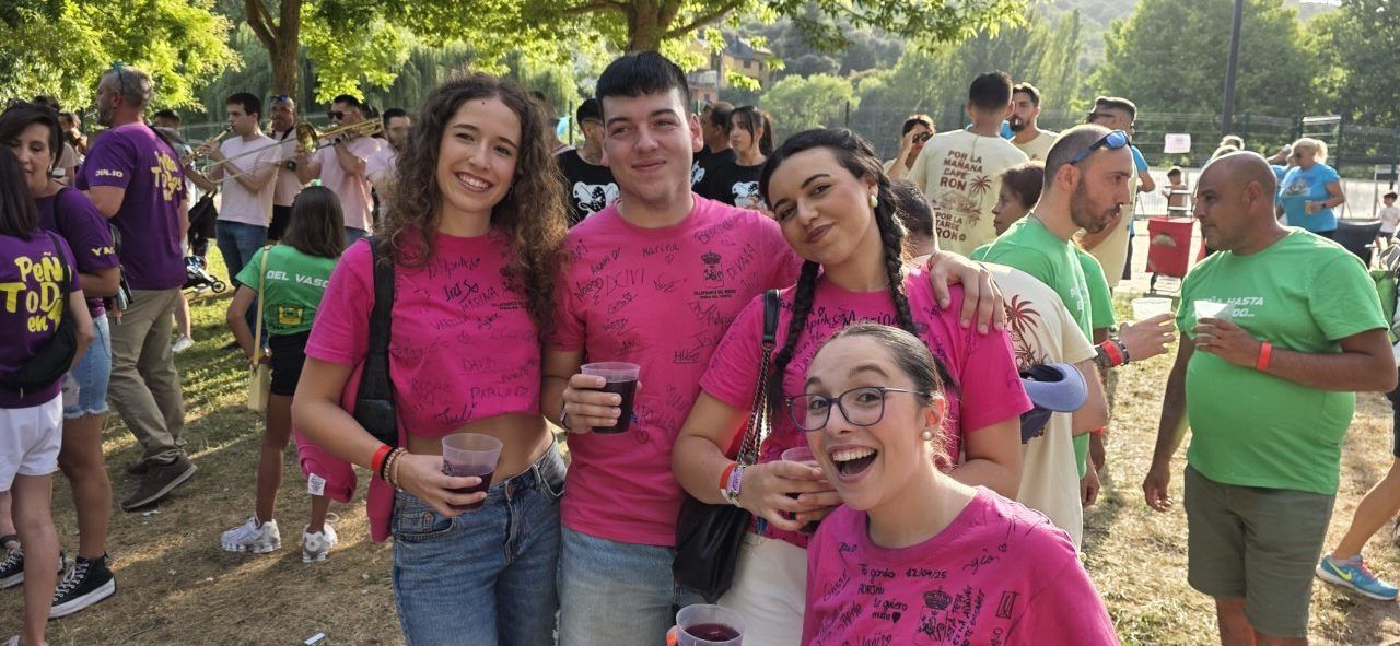 Grupo de jóvenes disfrutando en la fiesta del Sábado de Peñas en Toral de los Vados