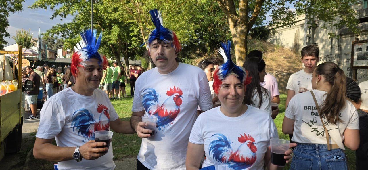Personas con camisetas y peinados festivos en Toral de los Vados