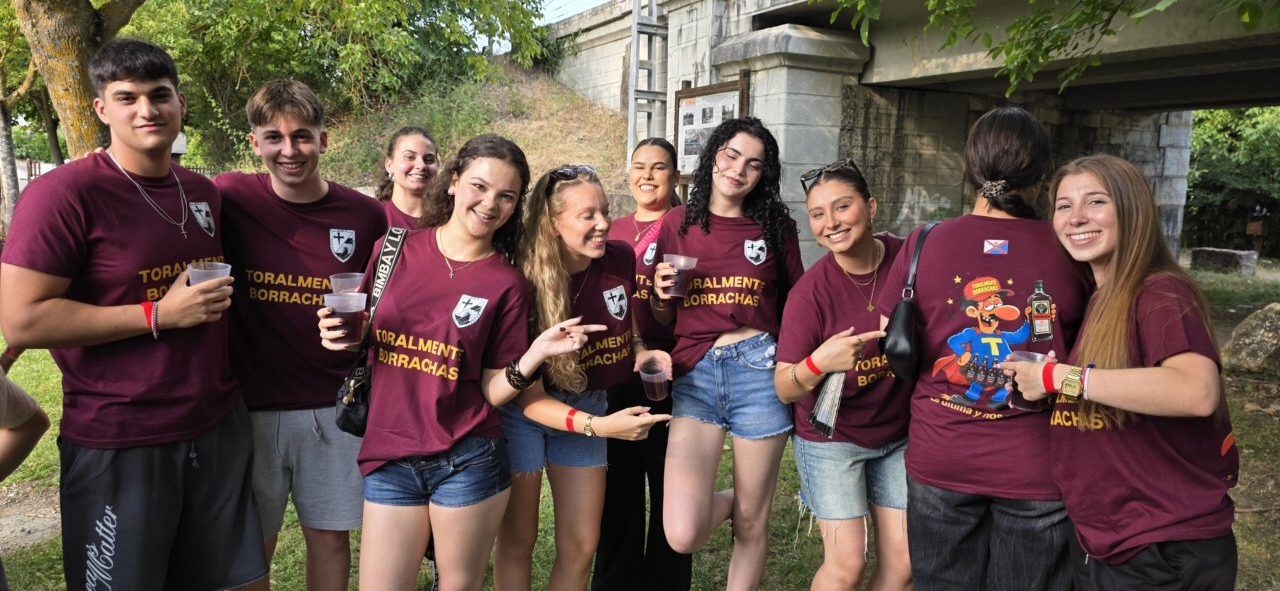 Grupo de jóvenes disfrutando en la fiesta del Sábado de Peñas en Toral de los Vados