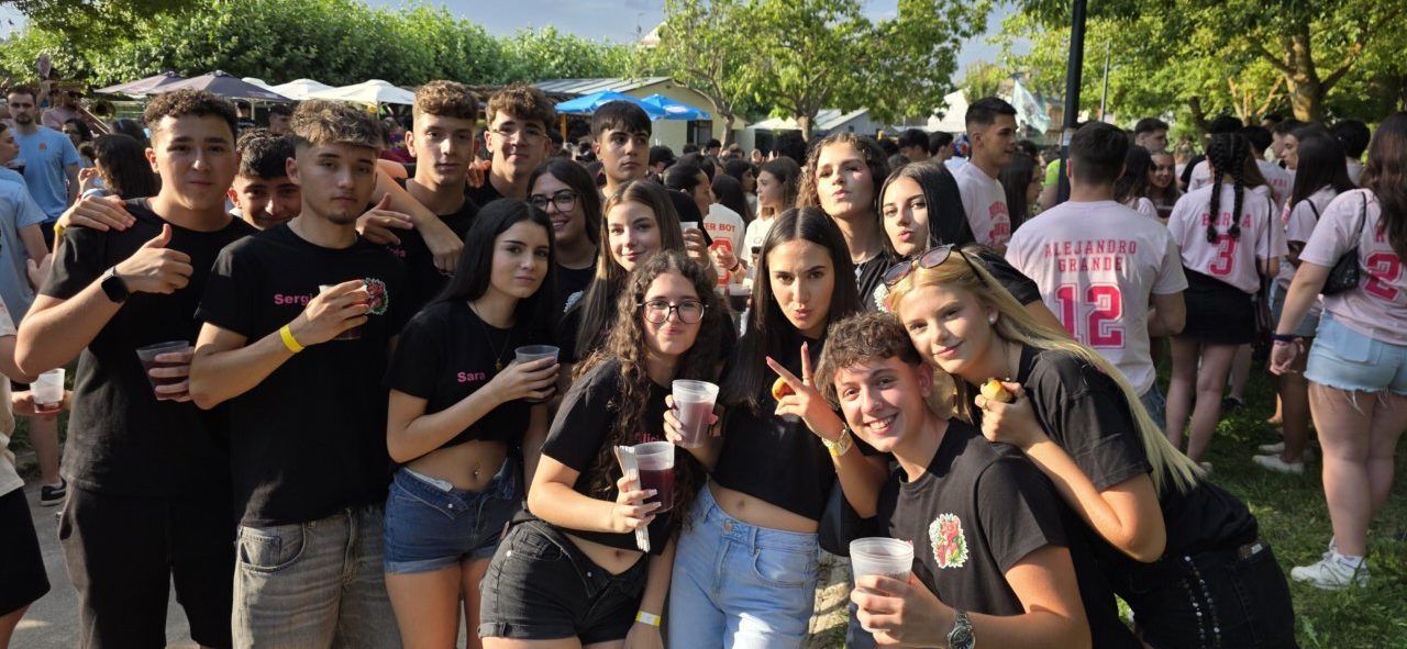 Grupo de jóvenes disfrutando en la fiesta del Sábado de Peñas en Toral de los Vados