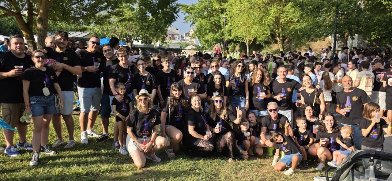 Grupo de personas disfrutando en la fiesta del Sábado de Peñas en Toral de los Vados