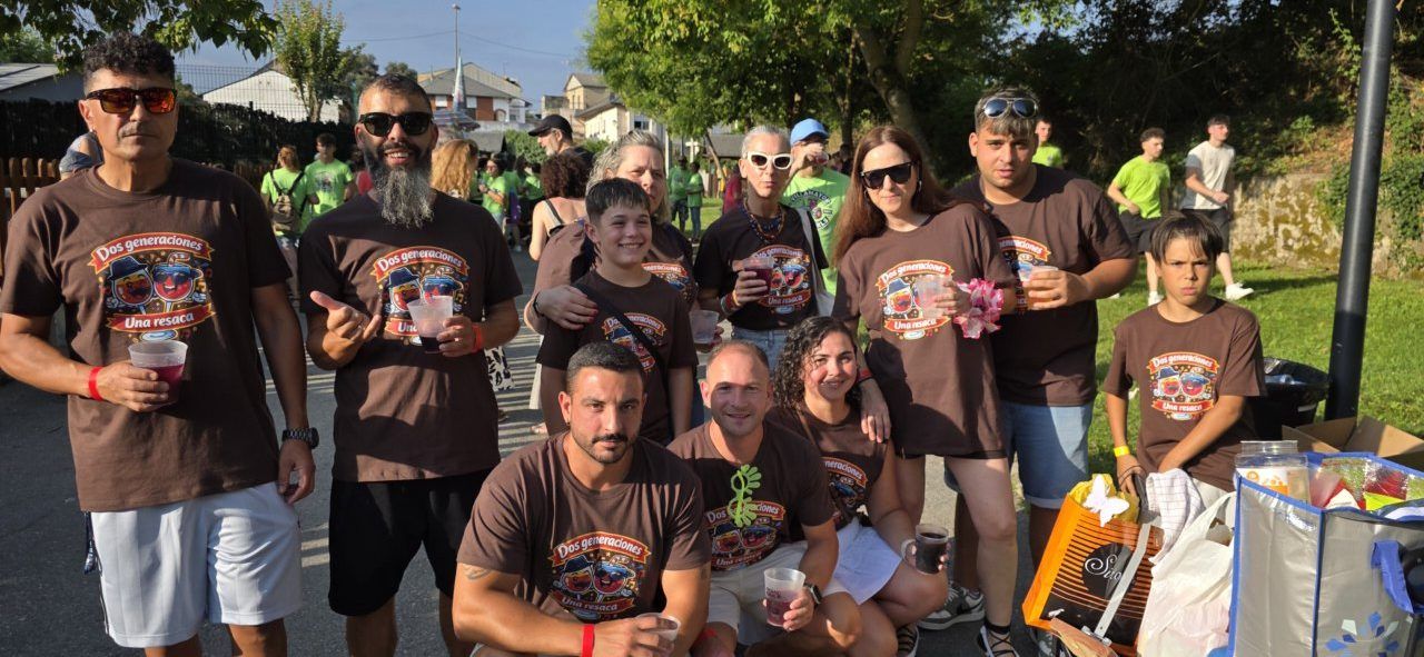 Grupo de personas disfrutando en la fiesta del Sábado de Peñas en Toral de los Vados