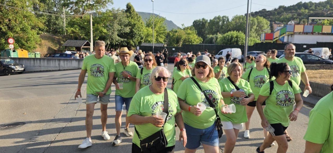 Grupo de personas disfrutando en la fiesta del Sábado de Peñas en Toral de los Vados